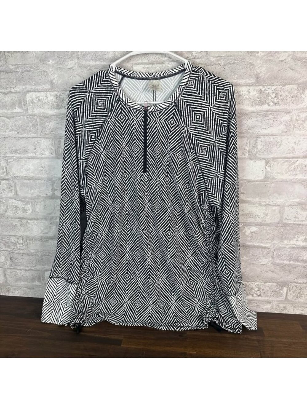 NEW CALIA by Carrie Underwood Black and White Long Sleeve Rash Guard 1X  4816